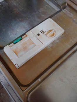 На двери отсек для моющего средства и для ополаскивателя.