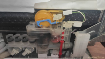 The overflow valve is constantly clogged with mucus, cleaning only helps temporarily - IMG_20201010_165612.jpg