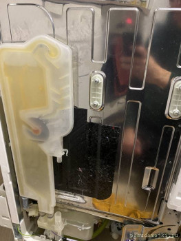 Модуль подачи воды слева.