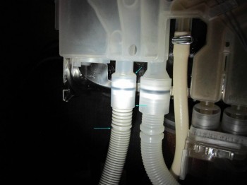 PMM Bosch SMI65M65RU 32 - leak between the wall and the heat exchanger - Патрубок с водой.jpg