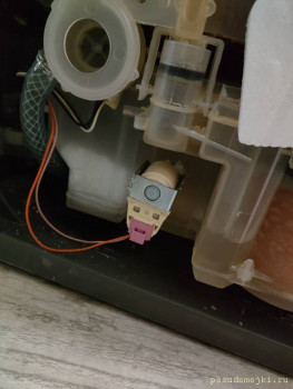 Вот этот клапан сильно гудит