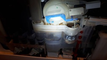именно их этого узла сочится вода во время набора из сети водоснабжения. Сочится не сильно и стекает в поддон. За 2 месяца набегает, и поплавок (см. выше) блокирует срабатывание конечника на красном штоке.